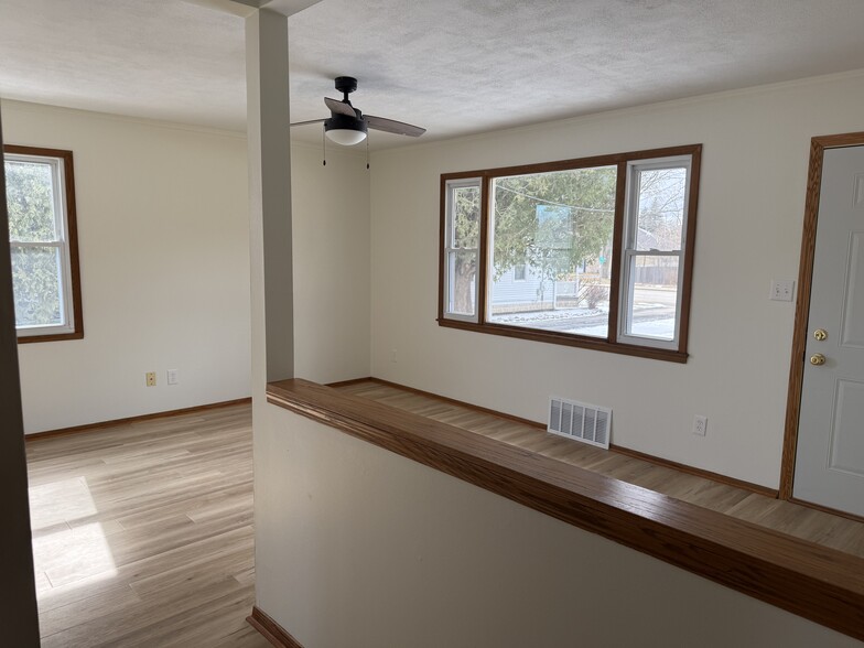 Building Photo - 966 N Green Bay Rd