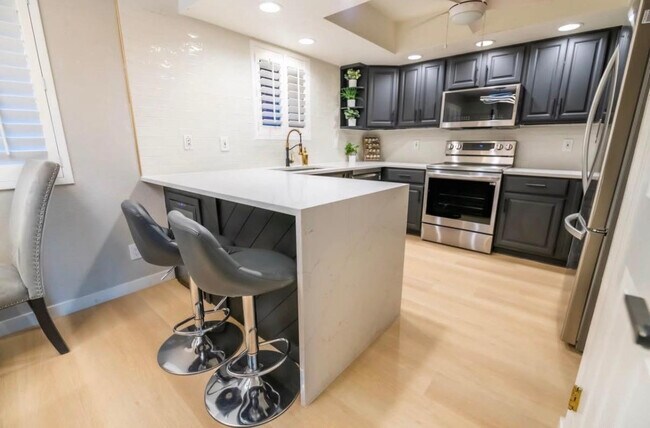 Building Photo - 4303 E Cactus Rd
