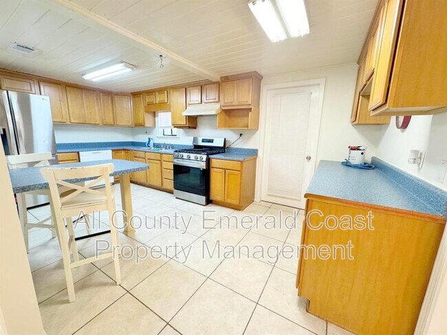 Building Photo - 733 Beach Dr