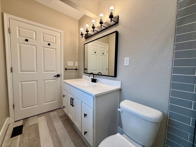 Building Photo - Charming 4-Bedroom Home with Modern Updates, Large Yard & Garage – Pet Friendly!