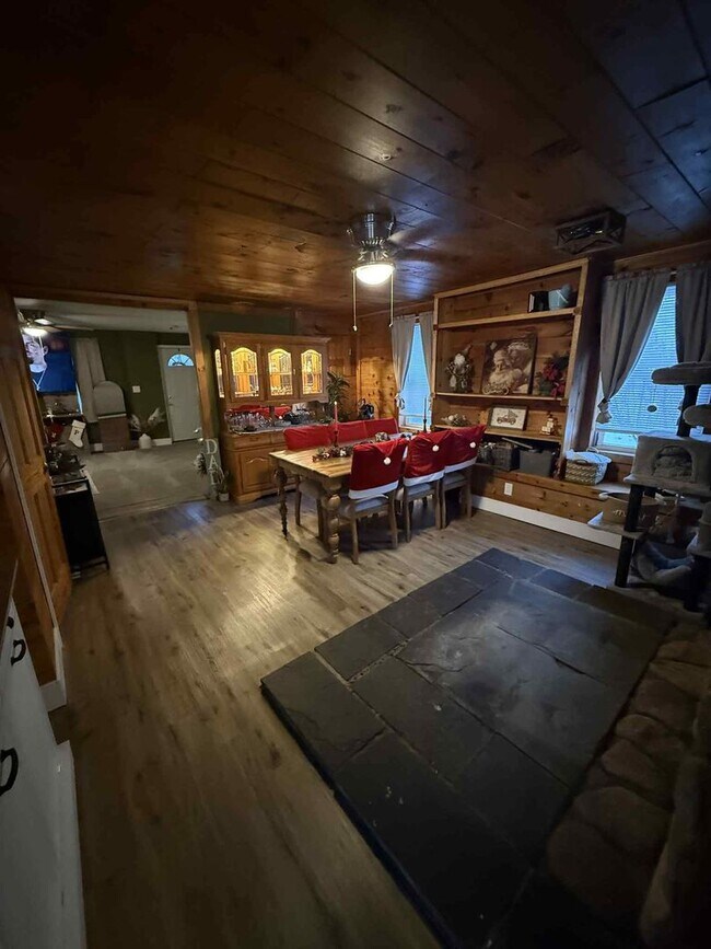 Building Photo - 3 Bedroom single family house