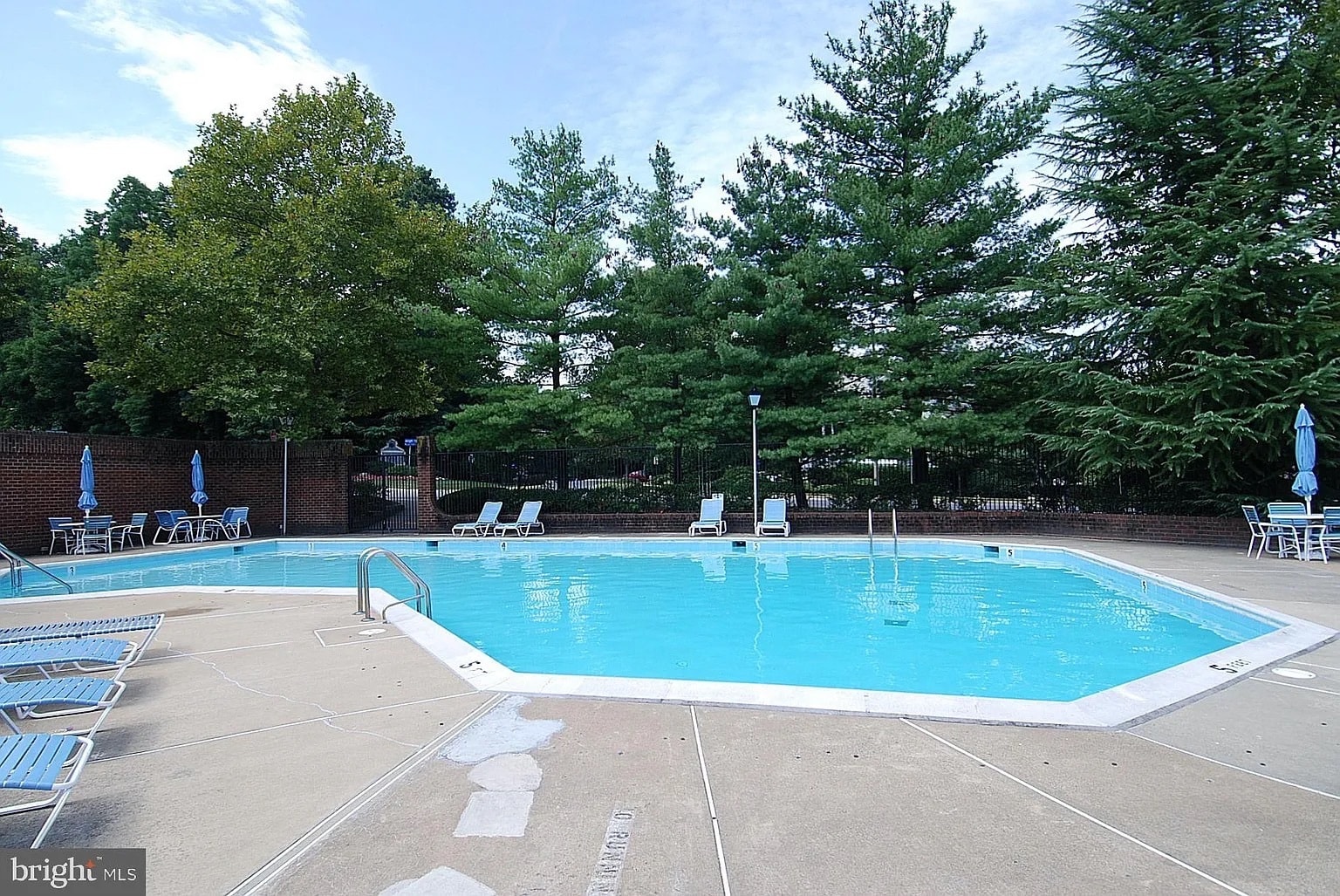 Building Photo - 7602 Lakeside Village Dr