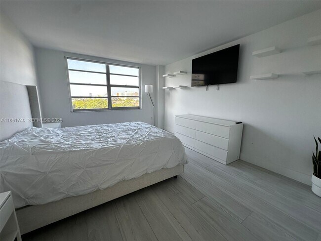 Building Photo - 2780 NE 183rd St