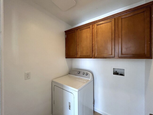 Building Photo - AVAILABLE NOW!! 3 Bedroom 2 Bath Apartment...