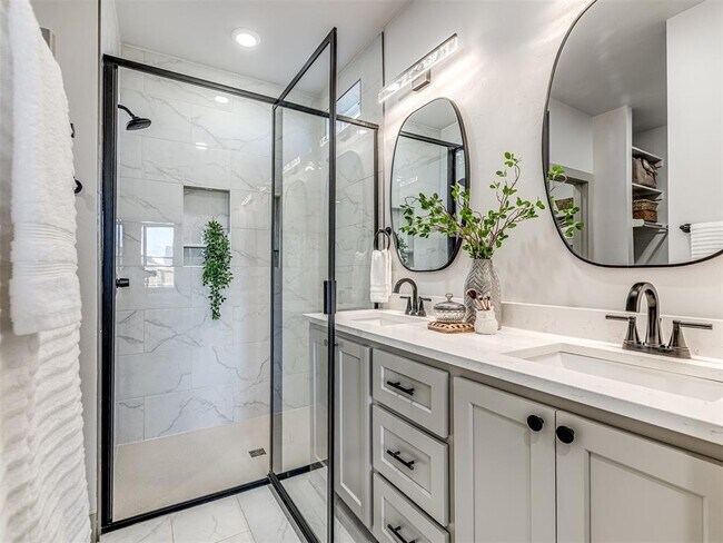 Building Photo - 2633 Crescent Ave