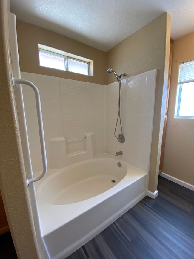 Building Photo - COUNTRY PLACE II U3 - Bluebird Avenue