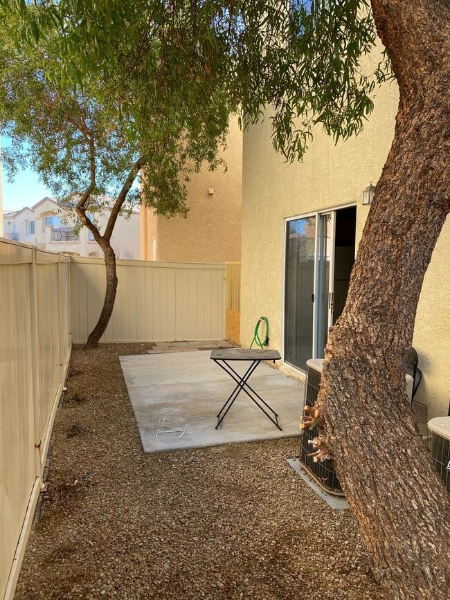 Building Photo - 2 Story 2 brm 2 1/2 bath 1 car garage home