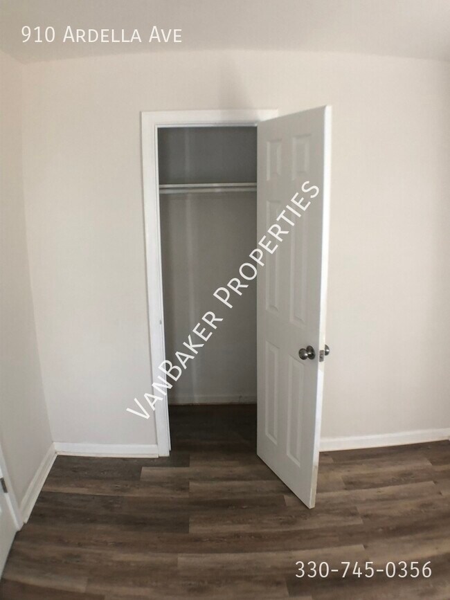 Building Photo - 910 Ardella Ave