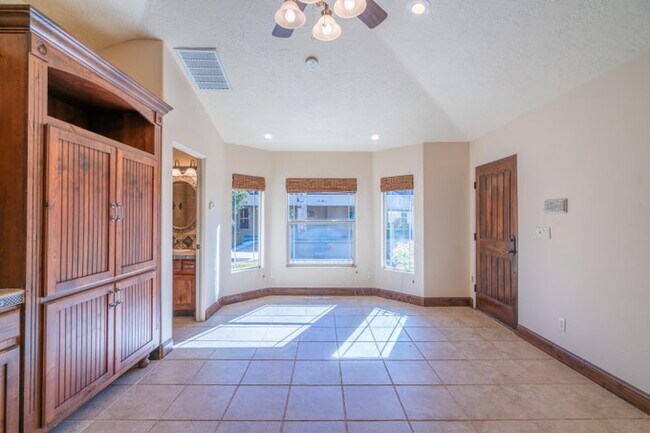 Building Photo - 340 Le Grande Cir