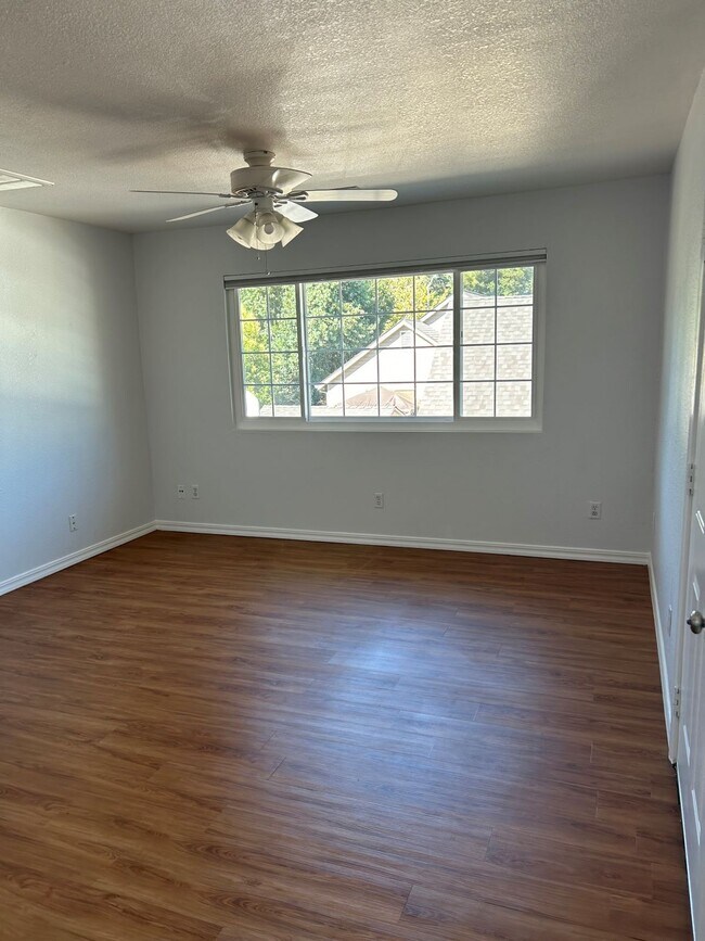 Building Photo - 204 Toyon Ln