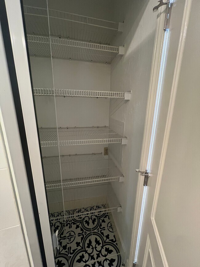 Building Photo - 910 W Hallam St