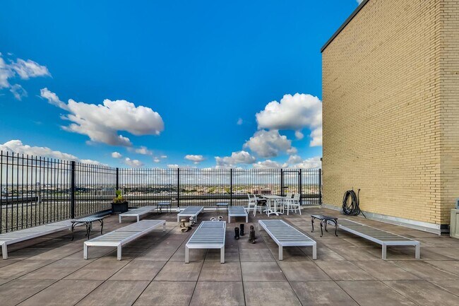 Building Photo - 2930 N Sheridan Rd