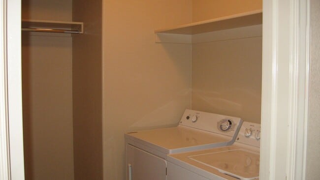 Building Photo - Spacious 3 Bedroom House