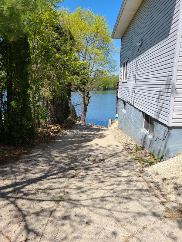 Building Photo - 28662 W Lake Dr