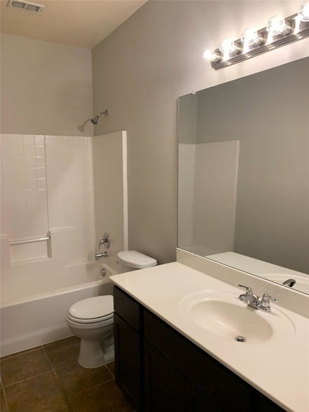 Building Photo - 805 Oakmont Dr