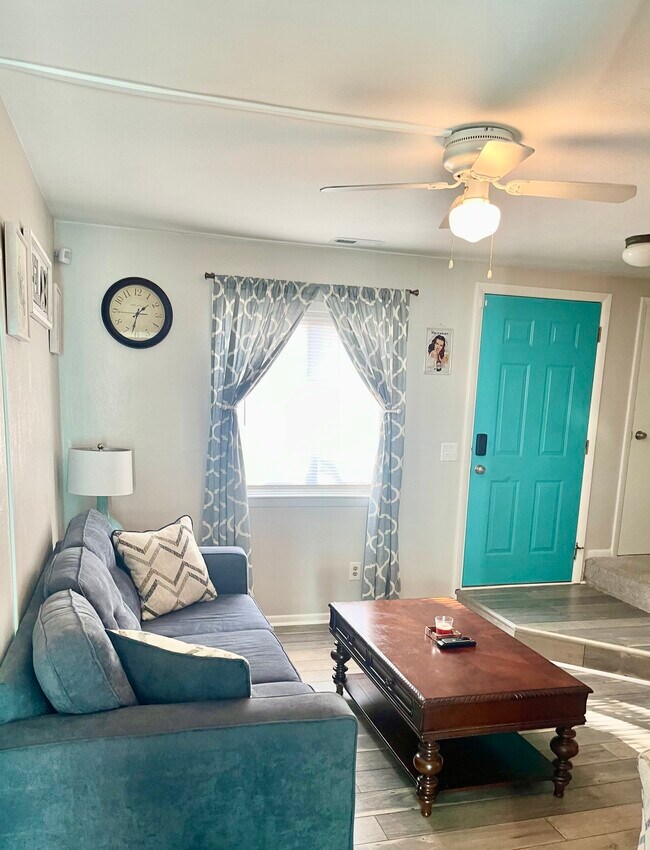 Building Photo - 3720 Pretty Lake Ave