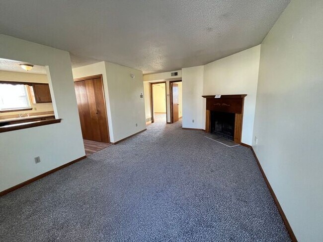 Building Photo - Clean & Ready 2 Bed/1Bath Condo-Northland!