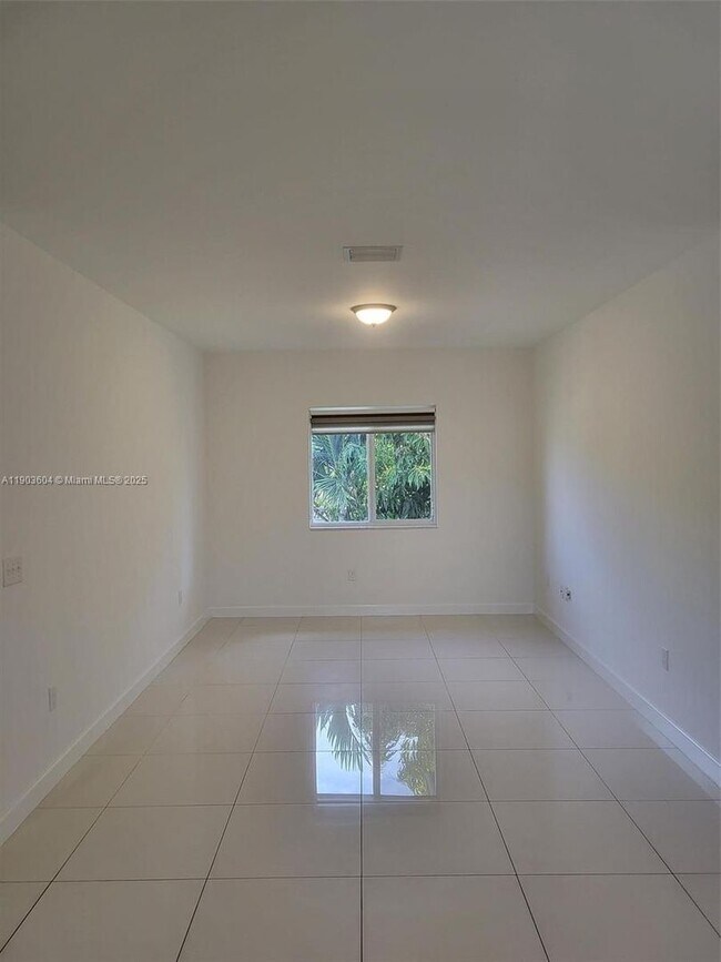 Building Photo - 1027 SW 11th Ave