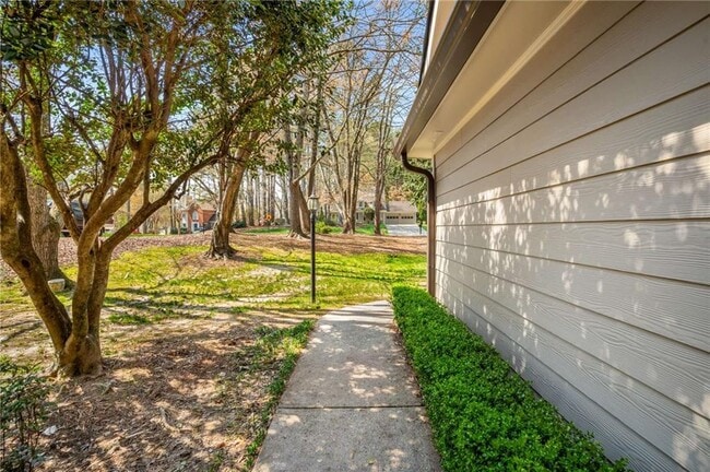 Building Photo - 1813 N Creek Cir