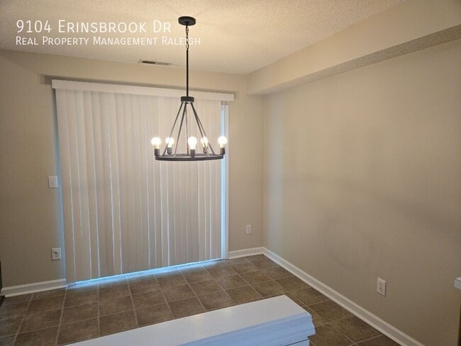 Building Photo - 9104 Erinsbrook Dr