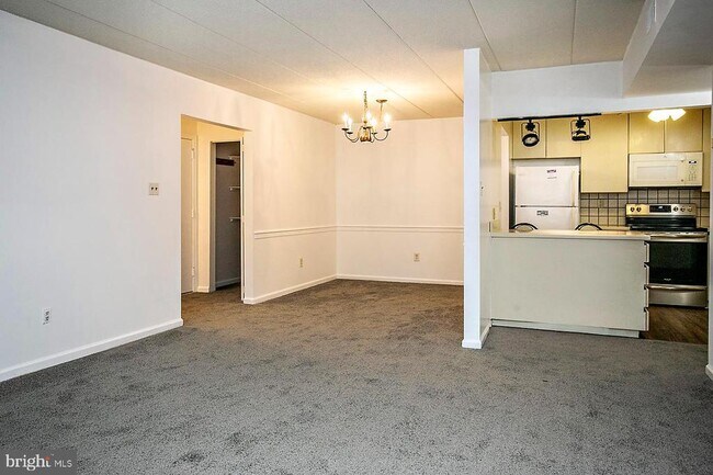 Building Photo - 154 Woodstream Dr