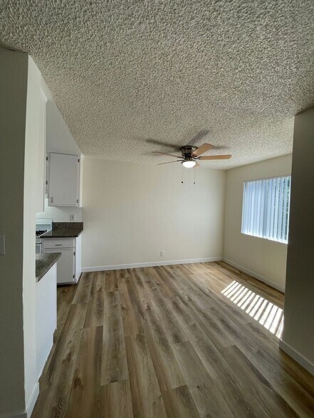 Building Photo - 221 W Elm Ave