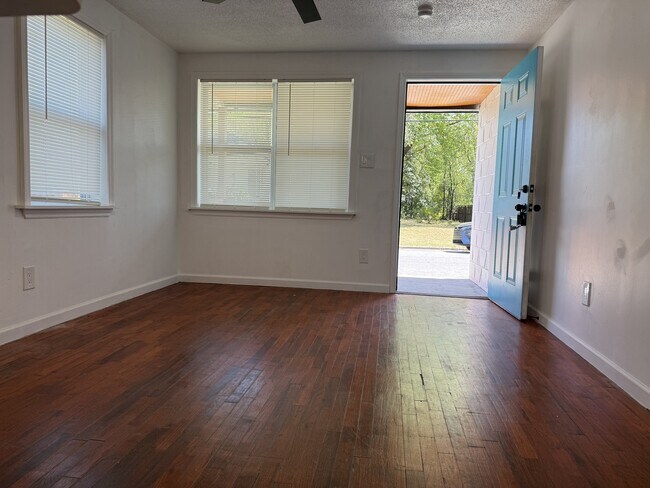 Building Photo - 239 Jenks St