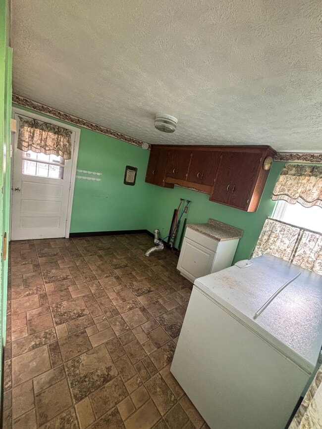 Building Photo - 4 Bedroom, 2 Bathroom House