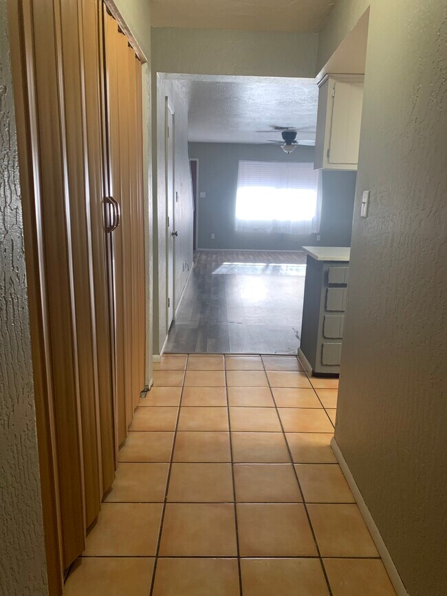 Building Photo - 2901 S Palo Verde Ln