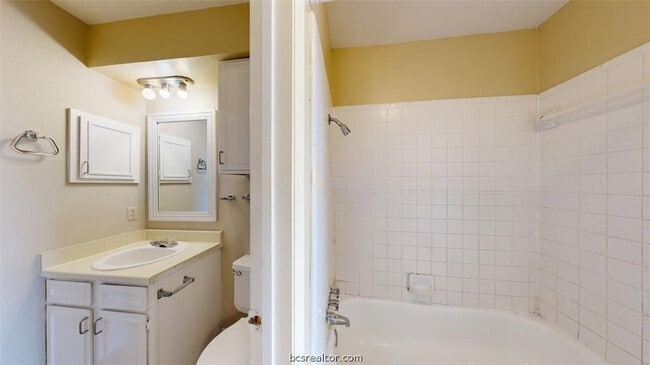 Building Photo - 301 Manuel Dr