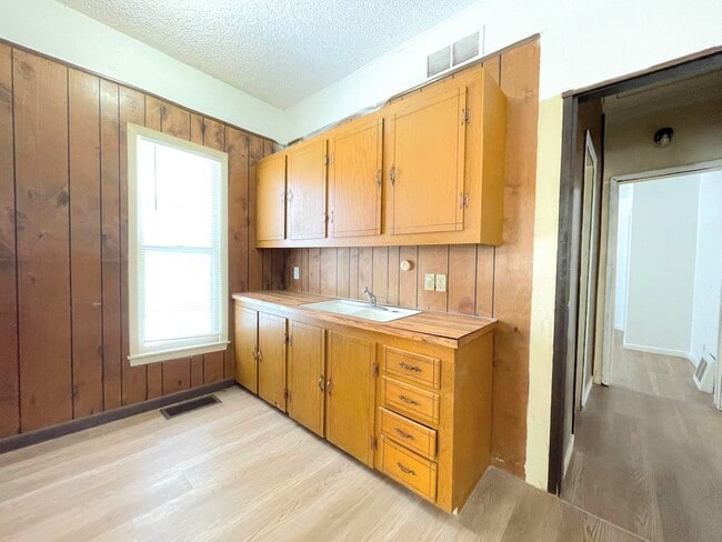 Building Photo - 3 Bed, 2 Bath Bungalow