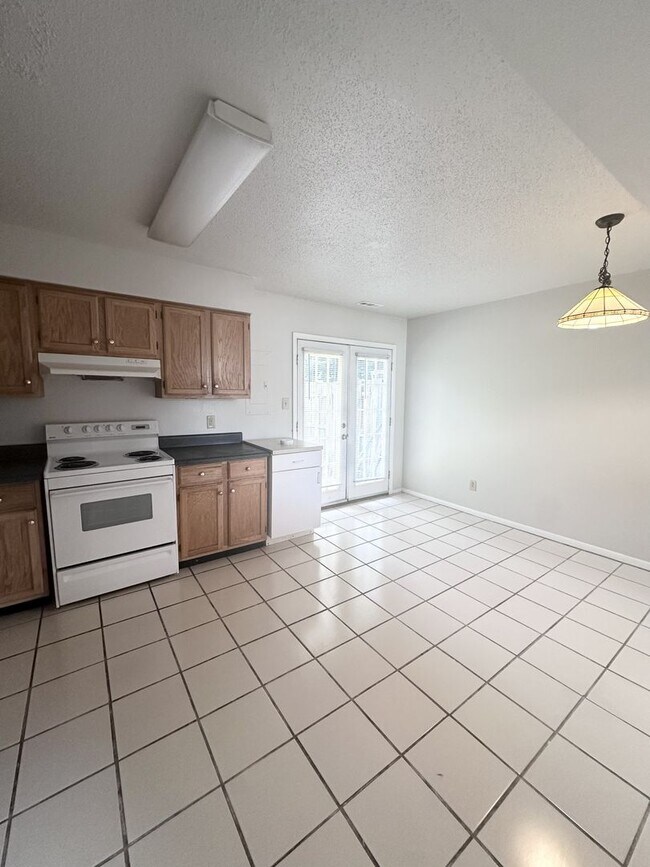 Building Photo - Cozy Townhome By the Beach!