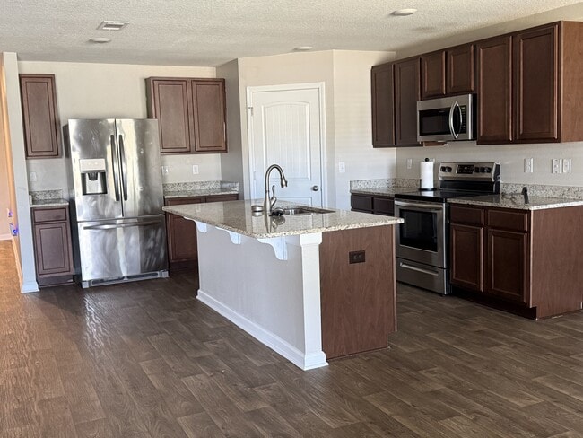 Building Photo - 1004 Limpkin St