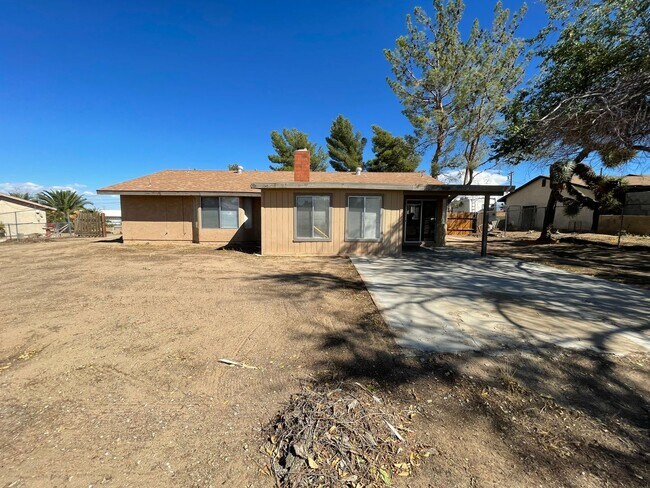 Building Photo - Hesperia-Refurbished- 3 Bedrooms, 2 Bathrooms + Den or Office, Large Property