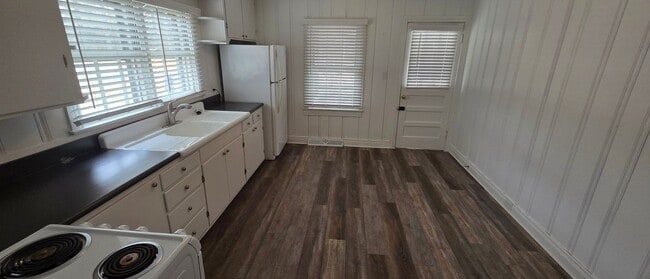 Building Photo - Cute little ranch with screened porch