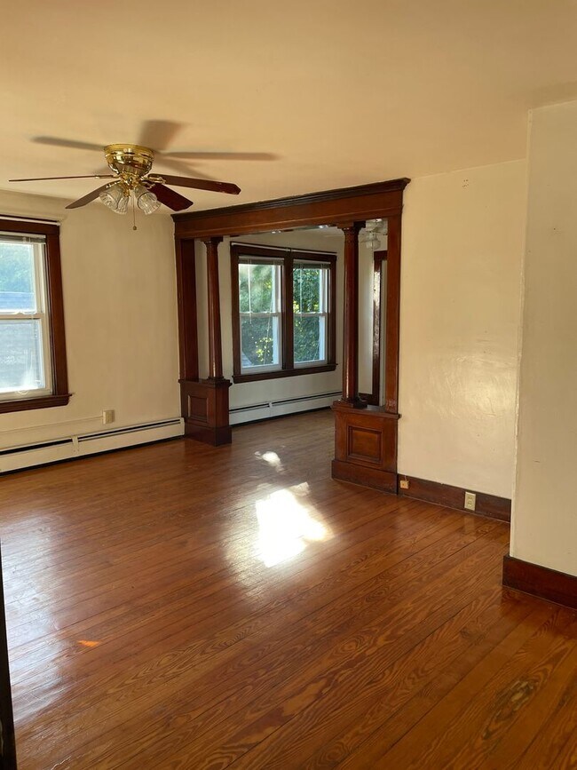 Building Photo - 2BR/1BA, WD Hookups, Parking!