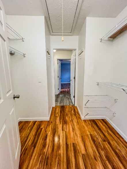 Building Photo - 359 Mercedes Ave