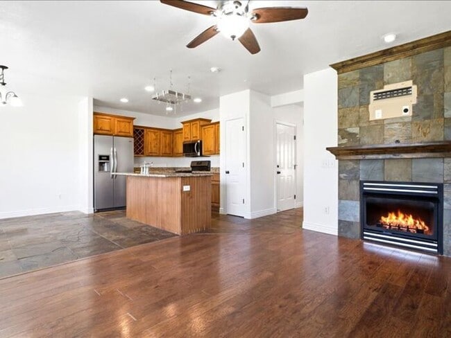 Building Photo - DRAPER  BEAUTIFUL 3 BED 2.5 BATH TOWNHOME