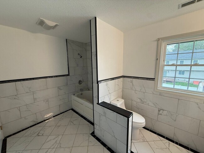 Building Photo - Three Bedroom, Single Family Home Located in Springfield's Pine Point Neighborhood!