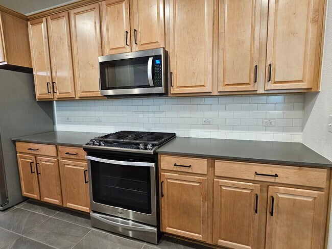 Building Photo - Beautiful 3 Bed / 3 Bath Home in North Lea...