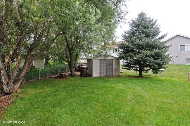 Building Photo - Spacious 5BR Home on Cul-de-Sac – Available June 1