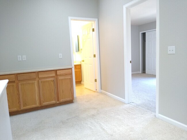 Building Photo - Fabulous Townhome Near Cherry Creek State ...