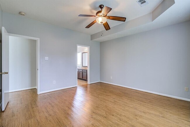 Building Photo - 4826 Linden Pl