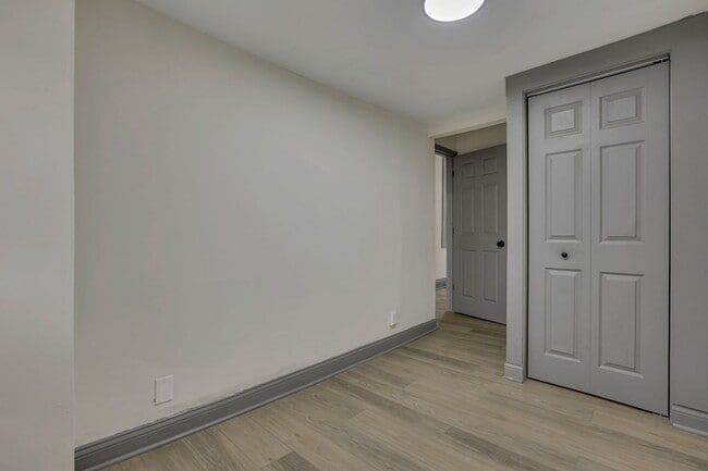 Building Photo - 112 S Cypress Ave