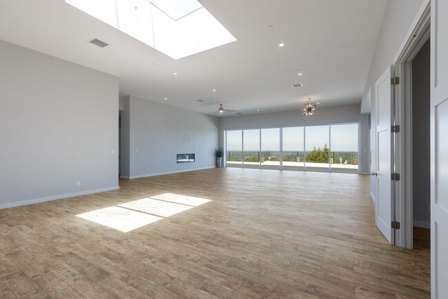 Building Photo - 4 Br 5 Ba with STUNNING VIEWS and Jacuzzi