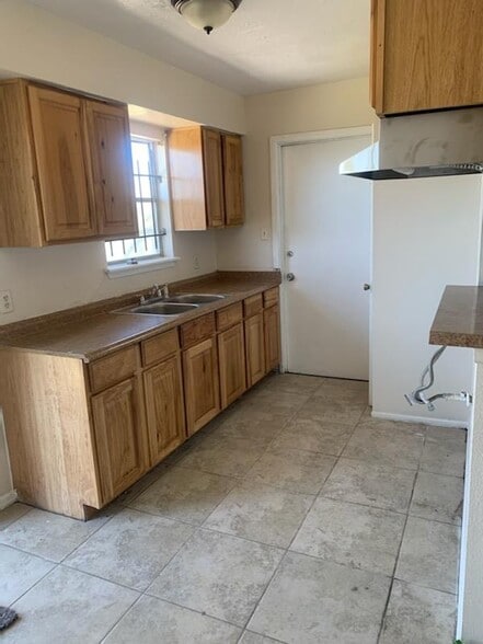 Kitchen - 12534 Claygate Dr