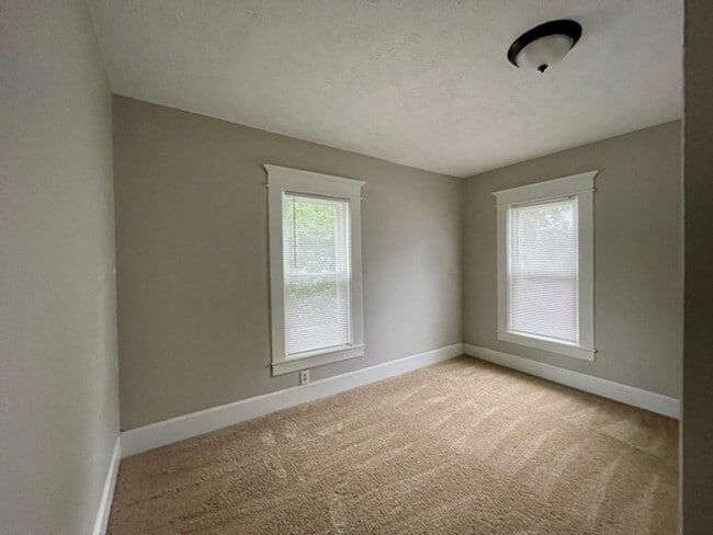 Building Photo - PERFECT  2 Bedroom Move-In Ready!