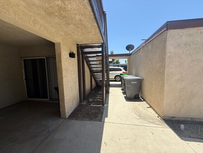 Building Photo - 2 Bedroom 2 Bath in Hemet!