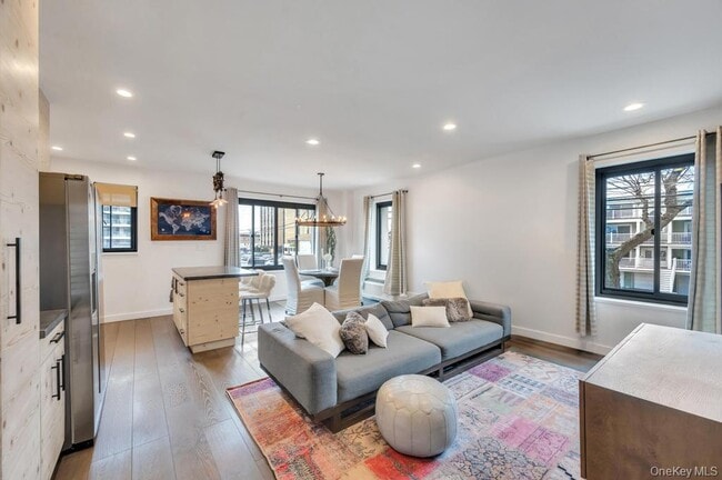 Building Photo - 100 W Broadway