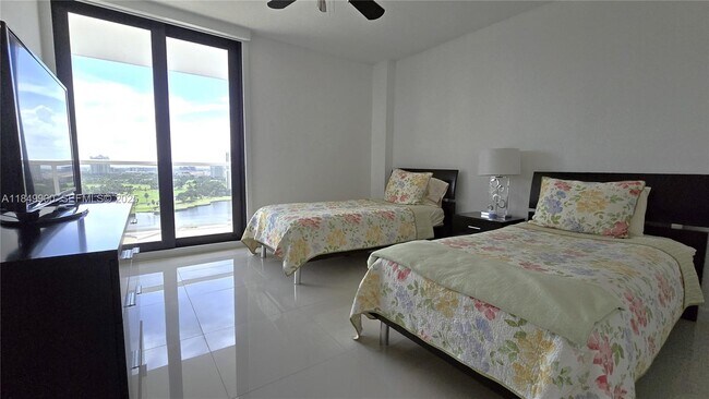 Building Photo - 3731 N Country Club Dr